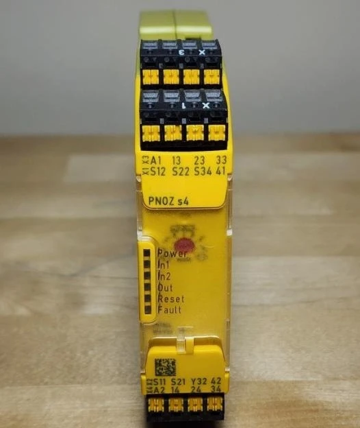 

Brand New Original S4 C 24VDC 3 N/o 1 N/C 751104 safety relay voltage control 24V Fast delivery