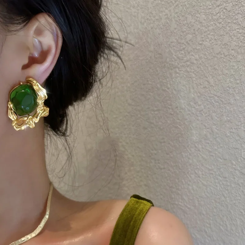

Small middle exaggerated green glass retro temperament big earrings Europe and America noble French luxury high-grade earrings