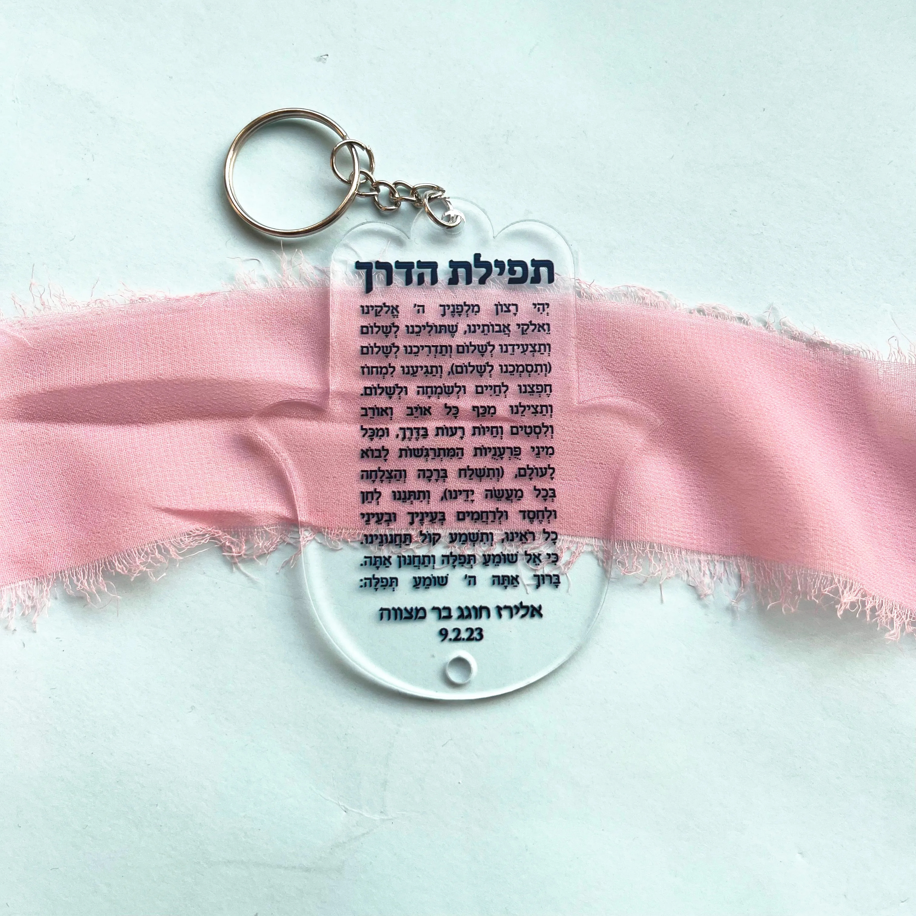 New Design Wedding Gift Hebrew Laser Cut Hand Shape Acrylic Small Souvernir Tag Hole with Keychain 10PCS Custom Design