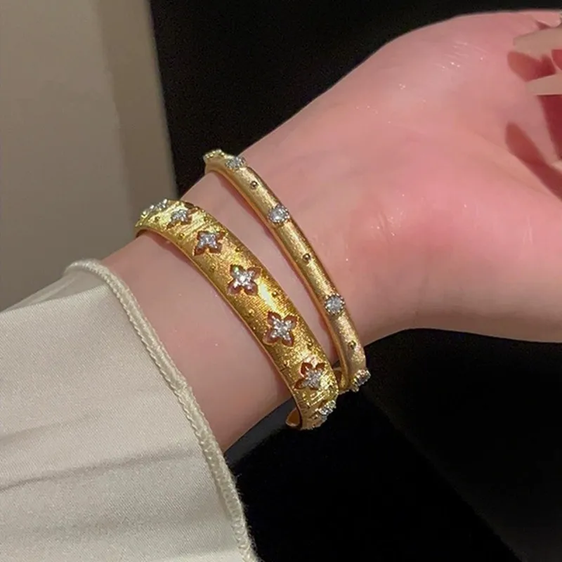 The Luxurious Gemstone Sparkling Diamond Brushed Bracelet Is a Fashionable Jewelry Piece Suitable for Women to Wear