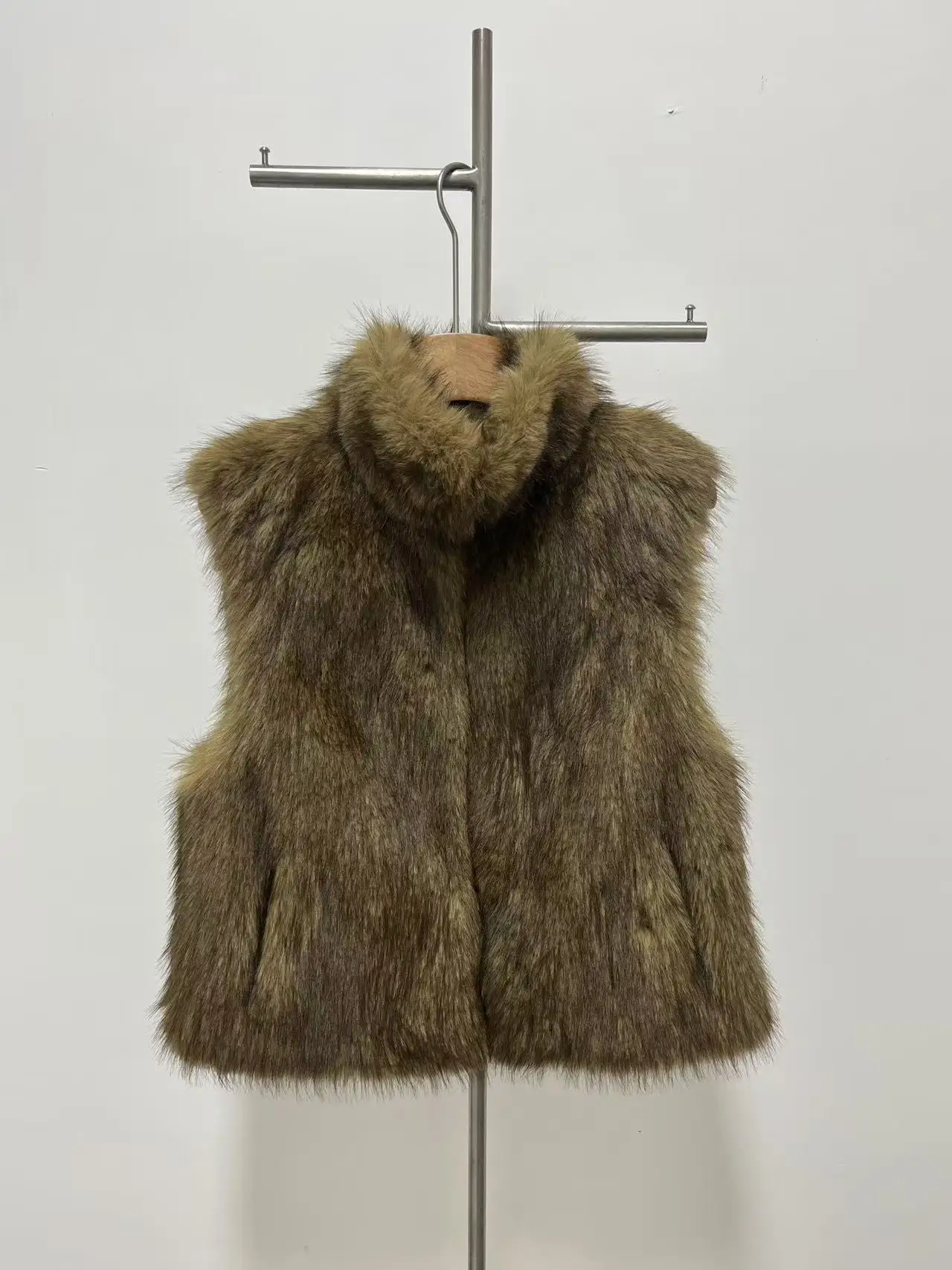 

Короткий экологически чистый меховой жилет, зимнее теплое и пушистое женское короткое пальто, новый стиль 2025 года.