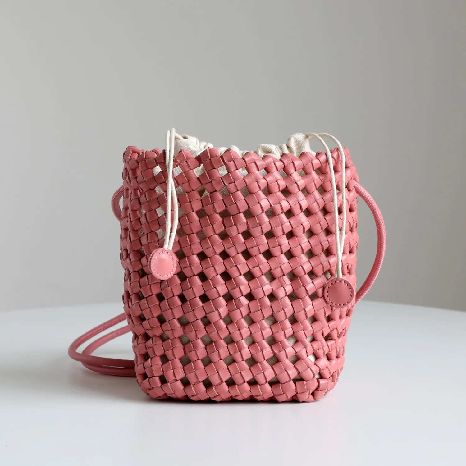 

New niche hand-woven bucket bag head layer cowhide small shoulder bag fashionable and exquisite mini cross-span bag for women