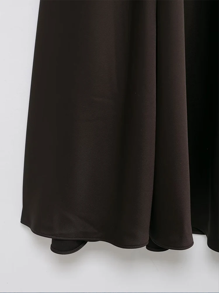 European-style new women's fashion, versatile, elegant V-neck sleeveless dress with a fitted waist and flowing satin texture.