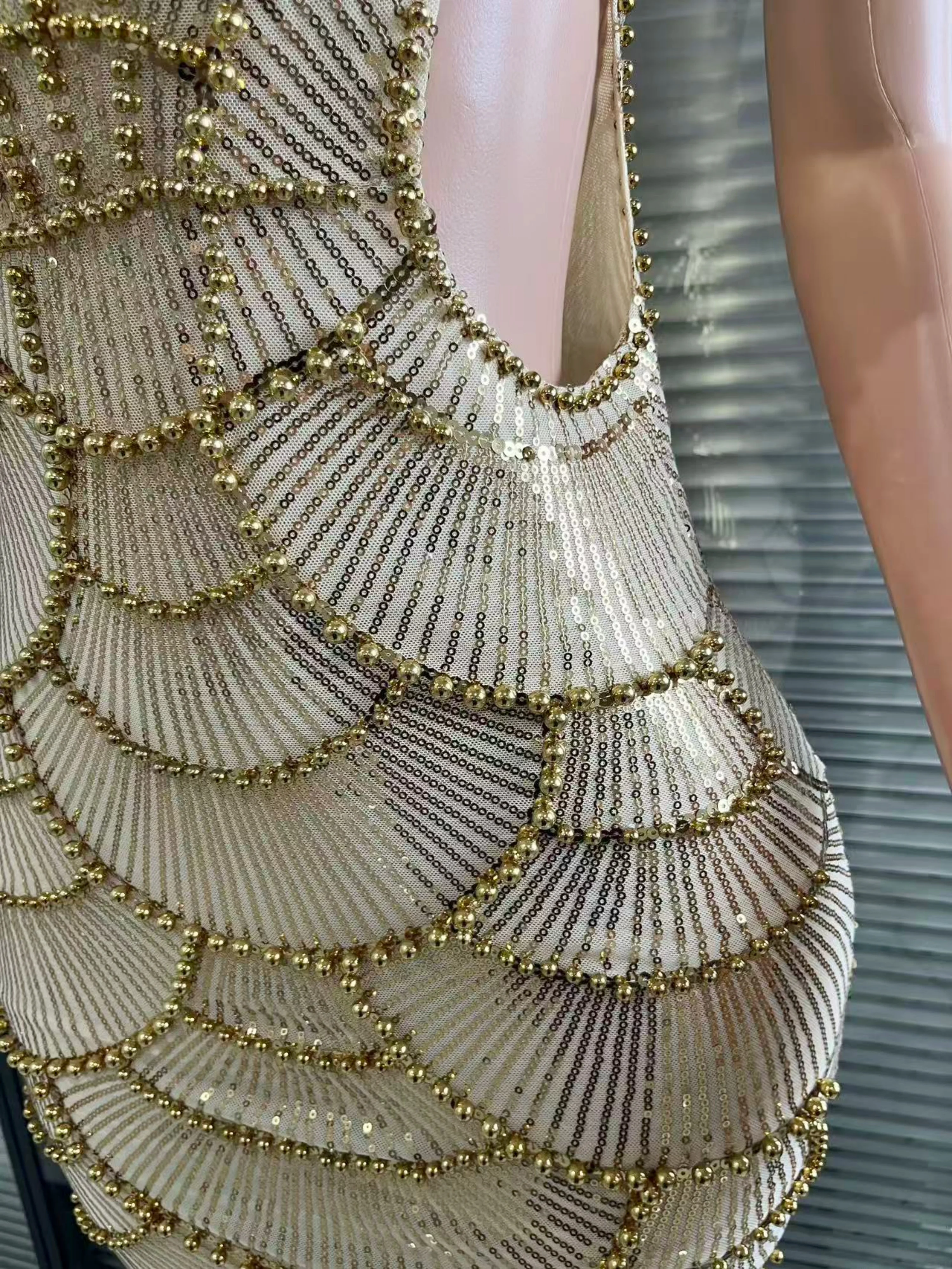 فستان نسائي فاخر بقصة ضيقة مثير بدون أكمام مطرز باللؤلؤ فستان منتصف الساق بخصر مجوف لحفلات أعياد الميلاد #6