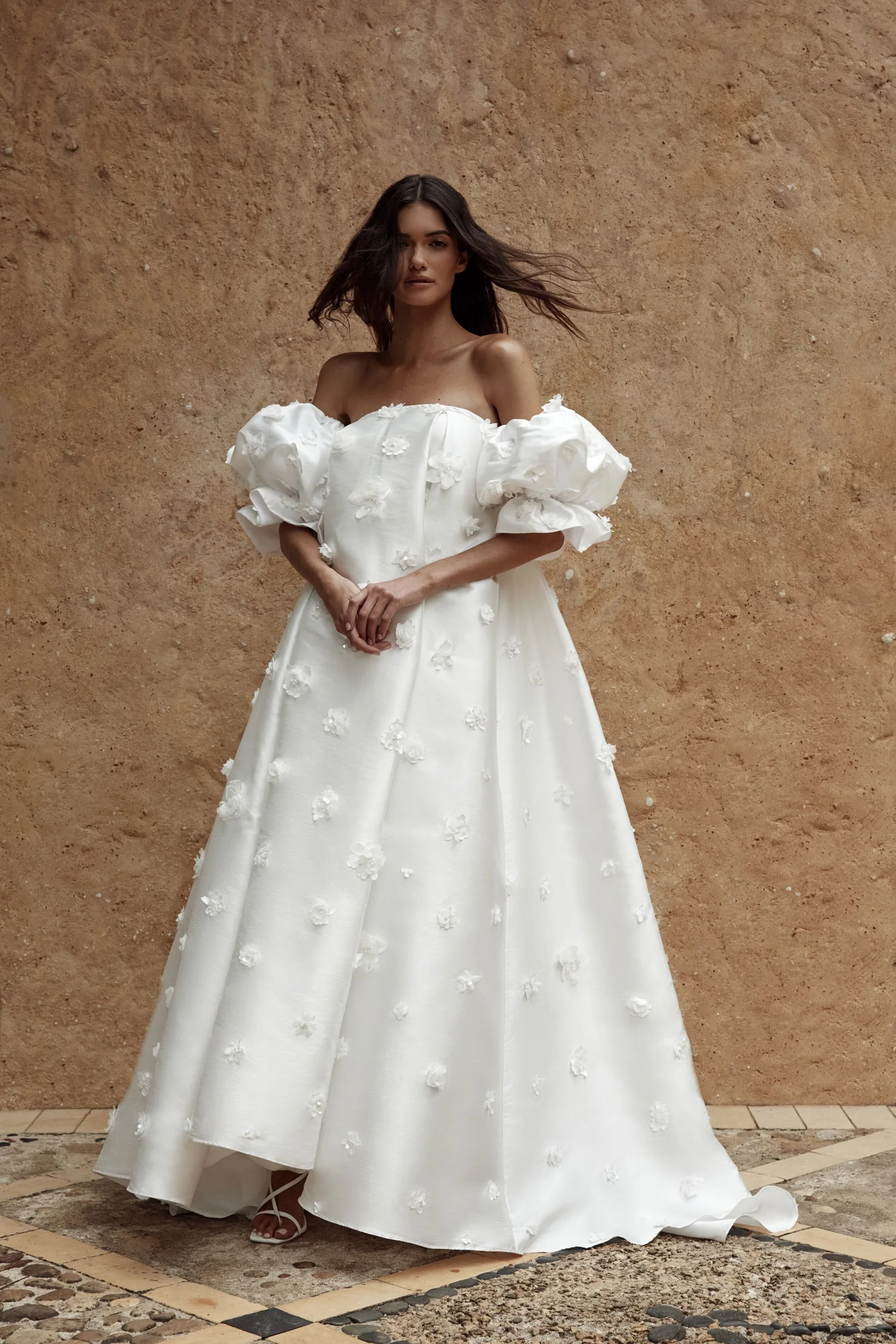 Vestido de noiva feito com pregas grandes personalizado, com mangas voluminosas. Vestidos de noiva delicadamente com apliques de flores 3D DW777