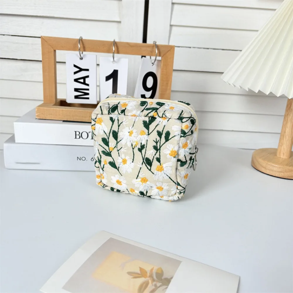 Sweet Korean Style Daisy Makeup Bag Dustproof Large Capacity Cosmetic Storage Bag Portable Zipper Key Lipstick Bag Daily Use