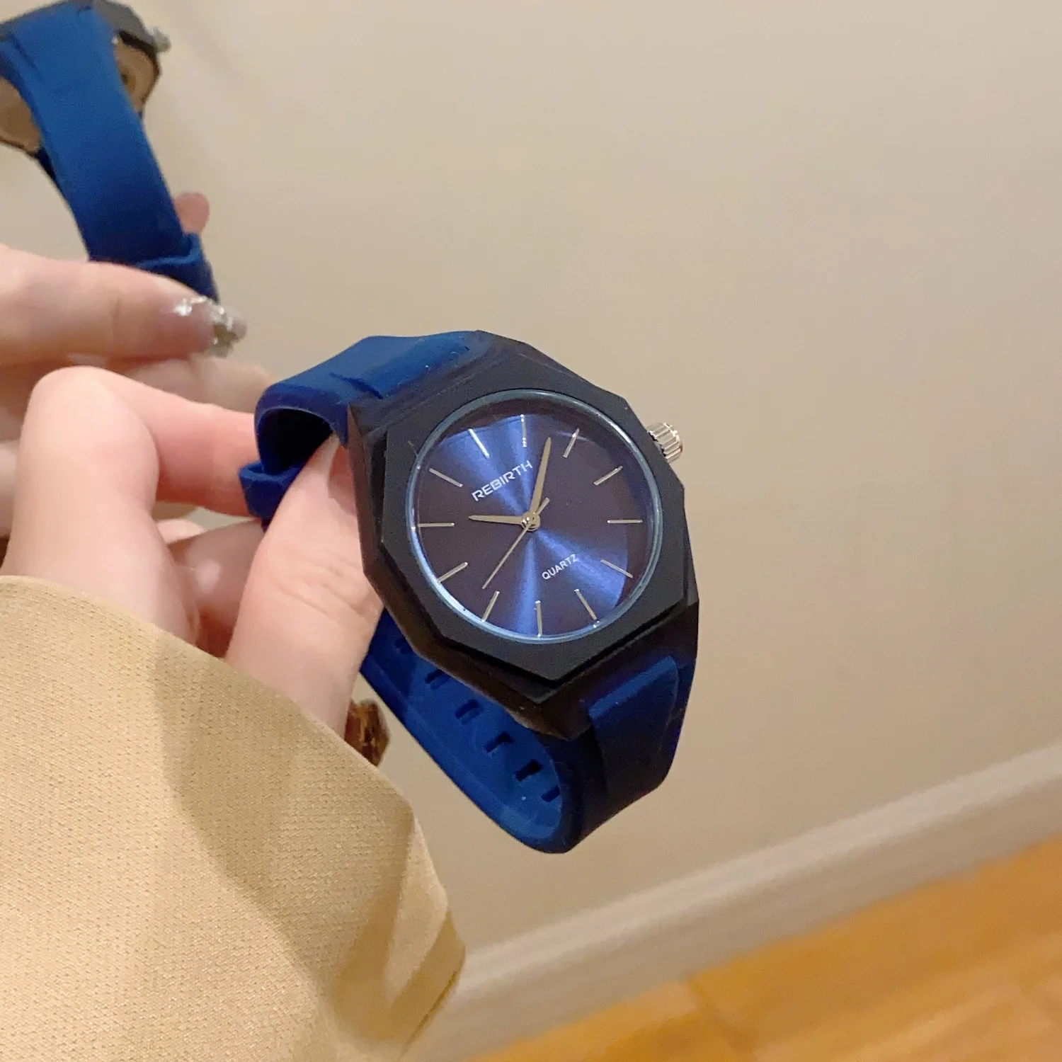 Modische Sport-Armbanduhr mit Silikonarmband, Analoger Quarzmechanismus, Schlichte Skala, Damen-Armbanduhren, Lässige Unisex-Uhren, Studenten- und Paaruhren – Detail 9