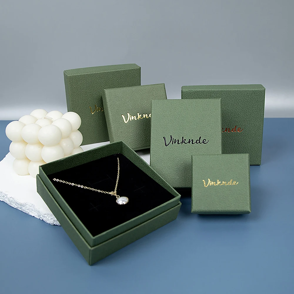 

50 упаковок, травяно-зеленая высококачественная текстурированная шкатулка для драгоценностей, упаковка с логотипом, картонные серьги, ожерелье, кольца, коробки с крышками для ювелирных изделий