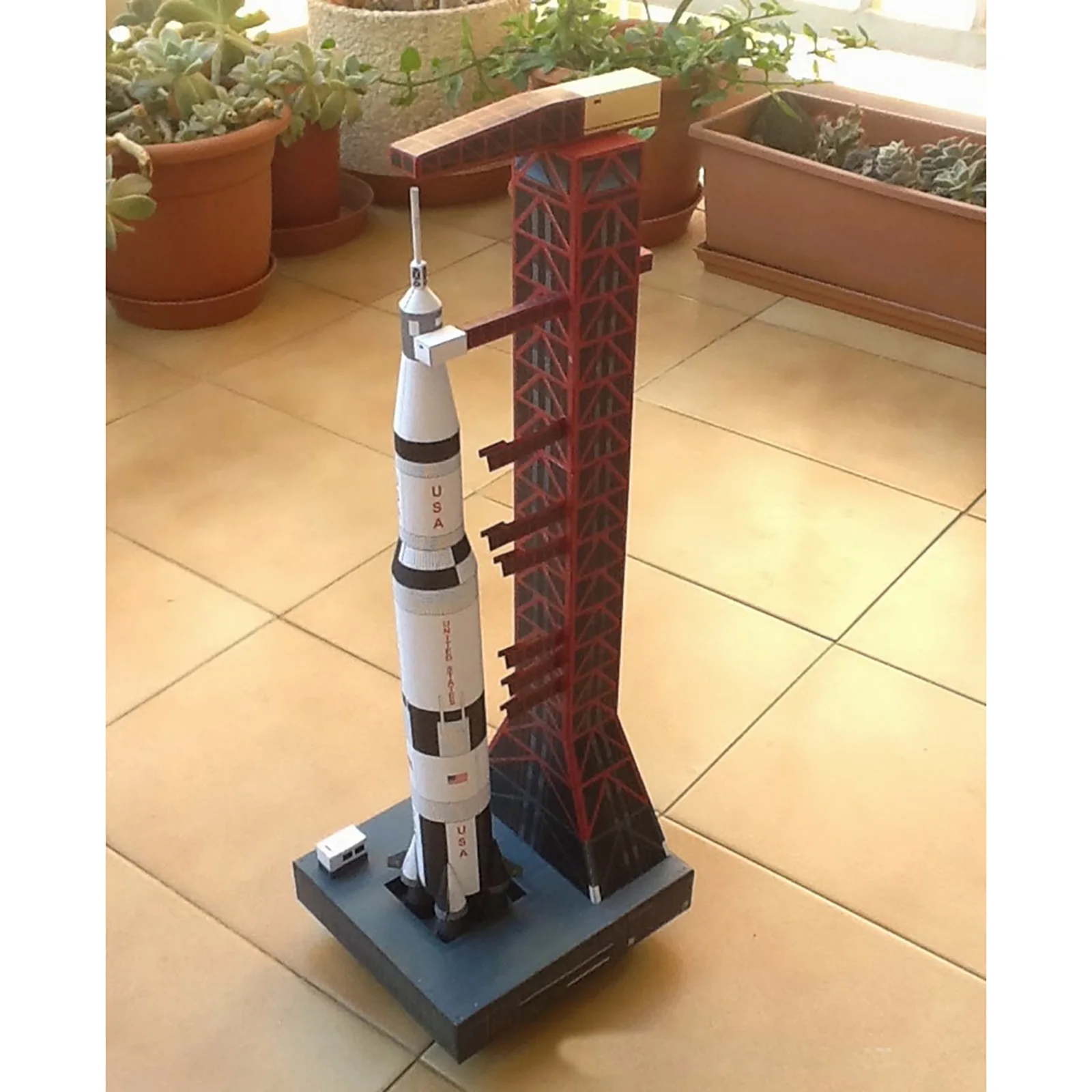 1:300 escala uss saturno v foguete e almofada de lançamento modelo conjunto diy artesanato modelo de papel kit brinquedo artesanal presente coleção