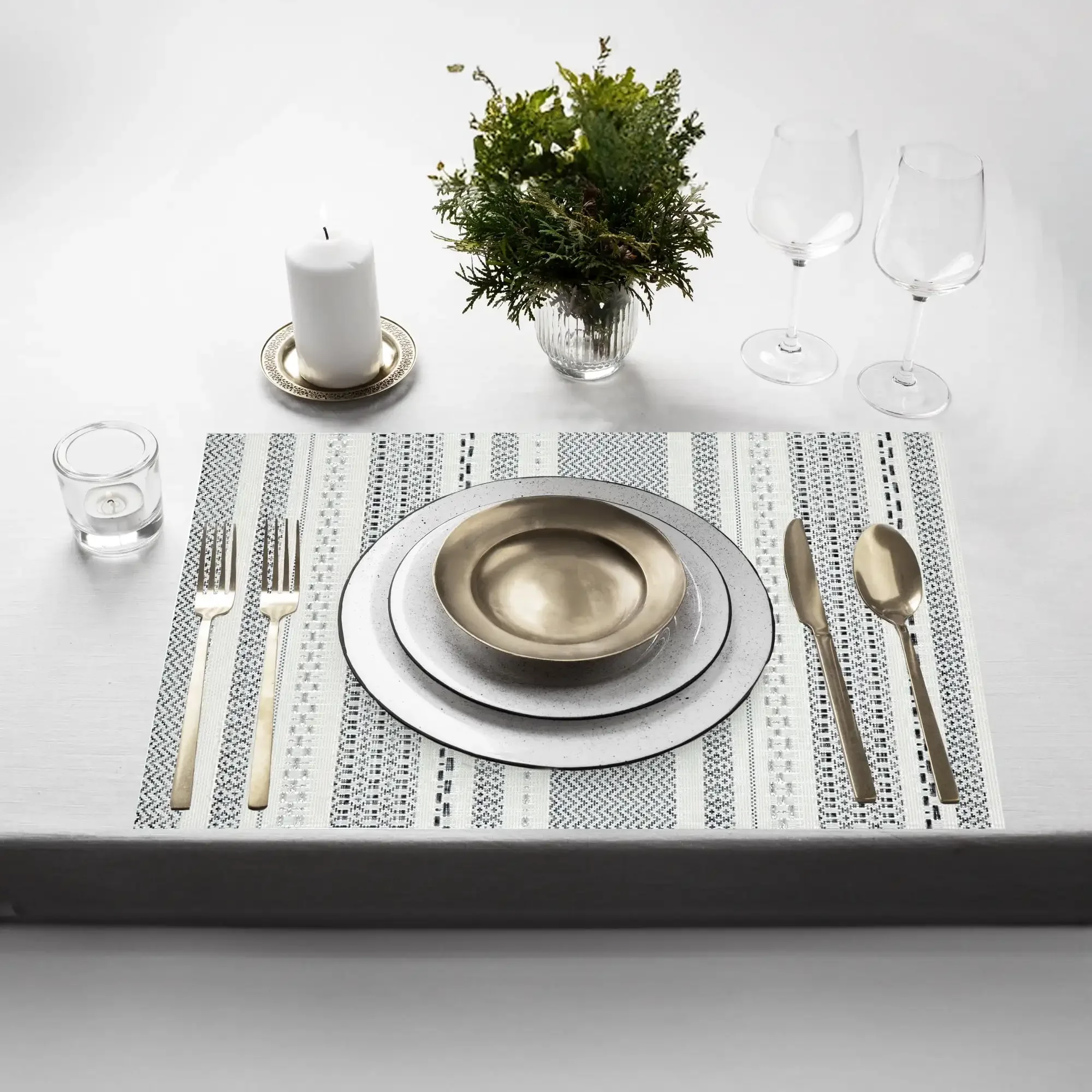 Dainty Home ชุดแผ่นรองจาน 6 ชิ้น |   สง่างามและทนทาน |   แผ่นรองจานล้างทําความสะอาดได้ PVC กันลื่นขนาด 12x18 นิ้ว