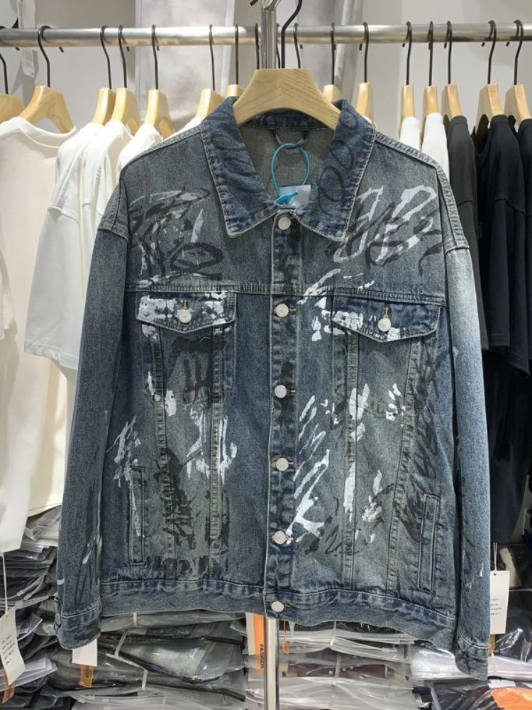 

Men Graffiti Spray Paint Design Denim Jacket Male Hip Hop Spring Autumn Loose Fit Harajuku Jeans Jacket Trend Casual Outerwear