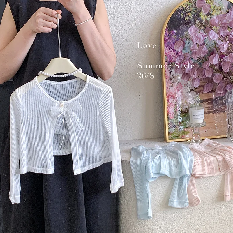 Leichte und modische Strickjacke im Western-Stil für Mädchen, süßes Sommeroutfit mit Schleife.