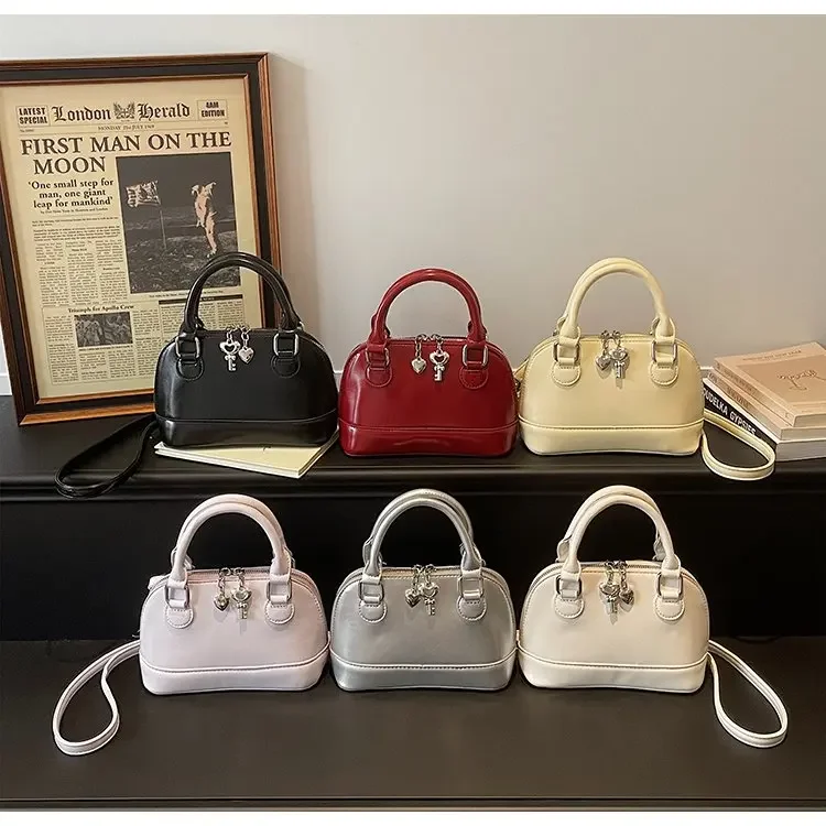 

Korean Version of Portable Shell Bag Fashionable and Simple Women's Bag 2026 New Simple Casual Shoulder Messenger Handbag