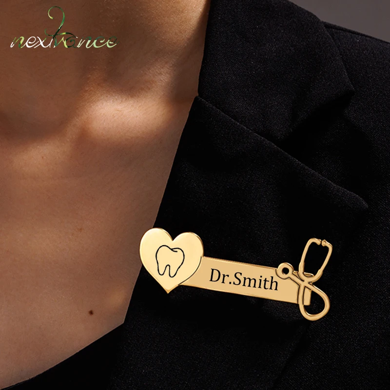 

Nextvance Custom Name Brooch For Men Women Personalized Stainless Steel Stethoscope Pin Doctor Emblem Accessories Jewelry Gifts