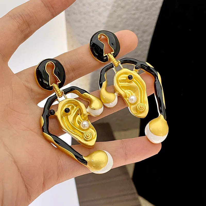 HUANZHI Black Enamel Ear Shape Drop Earring Drip Glaze Exaggerated Chunky Party Vintage Jewelry for Women 2024 New