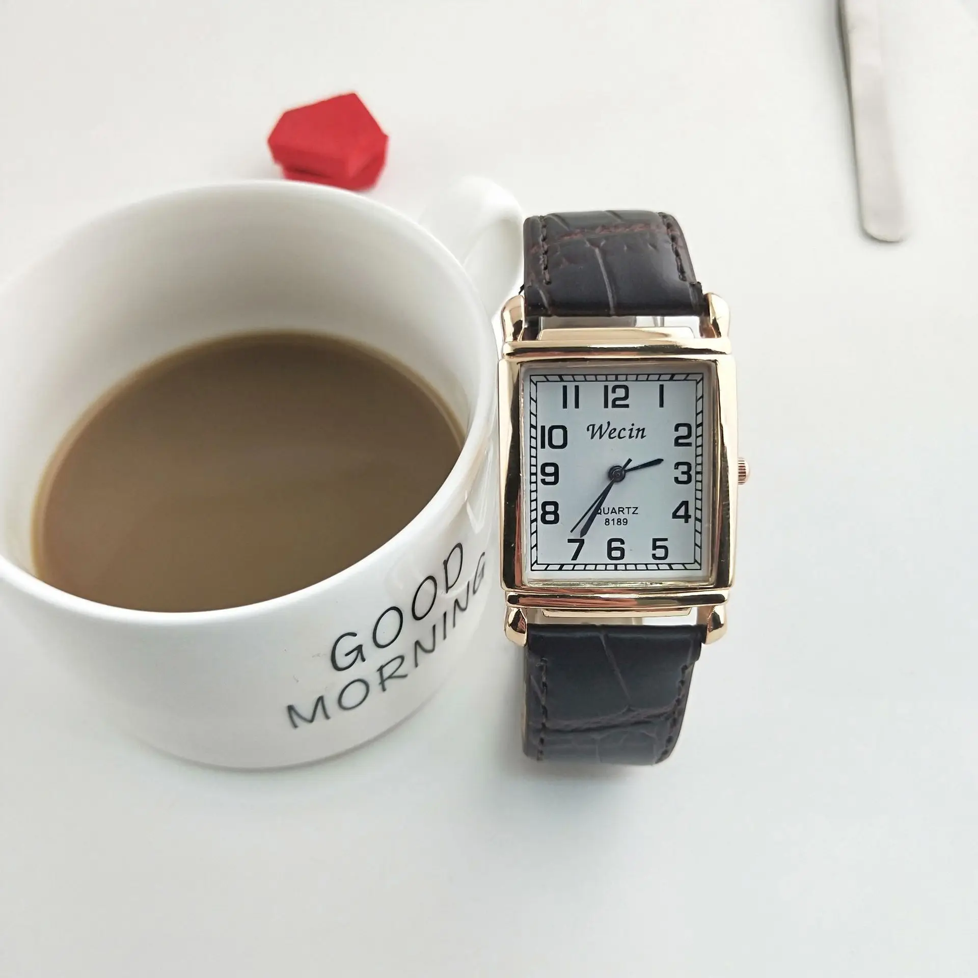 ساعة نسائية عصرية فاخرة معدنية باللون الذهبي الوردي ساعة كوارتز نسائية مستطيلة من الجلد الأحمر