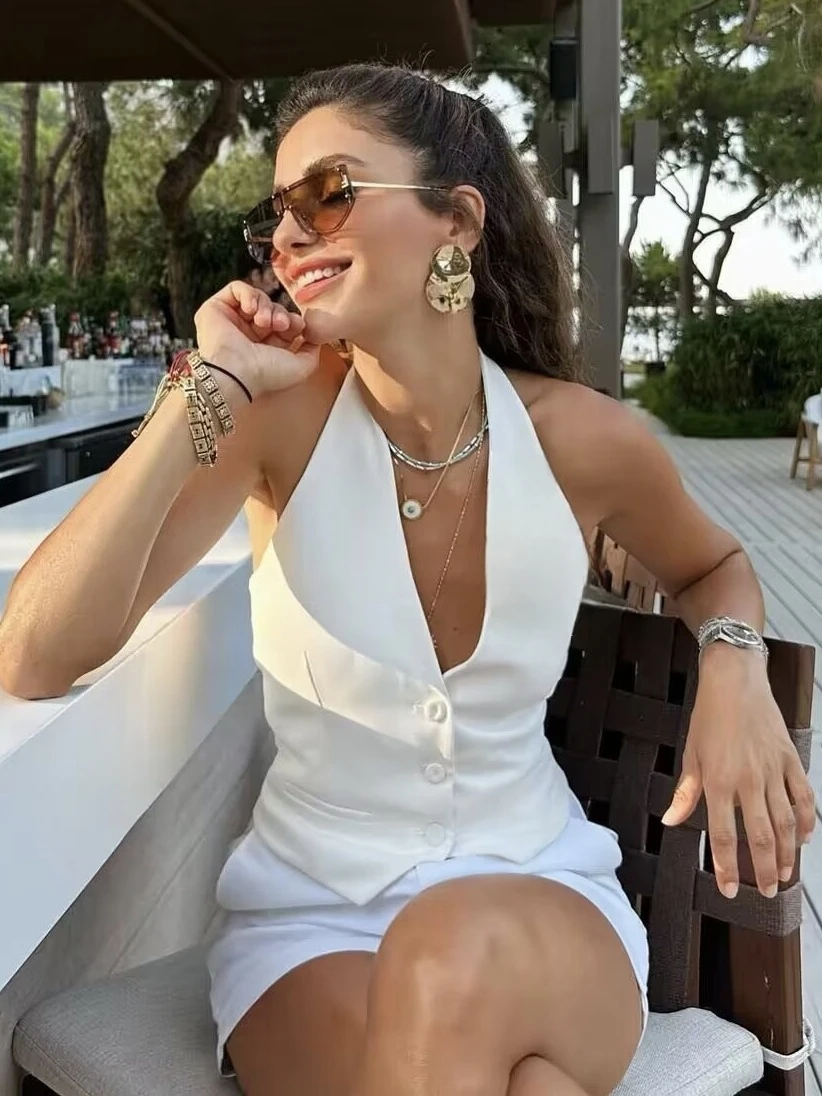 2025 ผู้หญิงเสื้อสไตล์ใหม่ฤดูร้อนขายร้อนผู้หญิงเสื้อกั๊กแฟชั่นเซ็กซี่แขวนคอเส้นใยโพลีเอสเตอร์เสื้อกั๊กหัวเข็มขัดริบบิ้นสไตล์