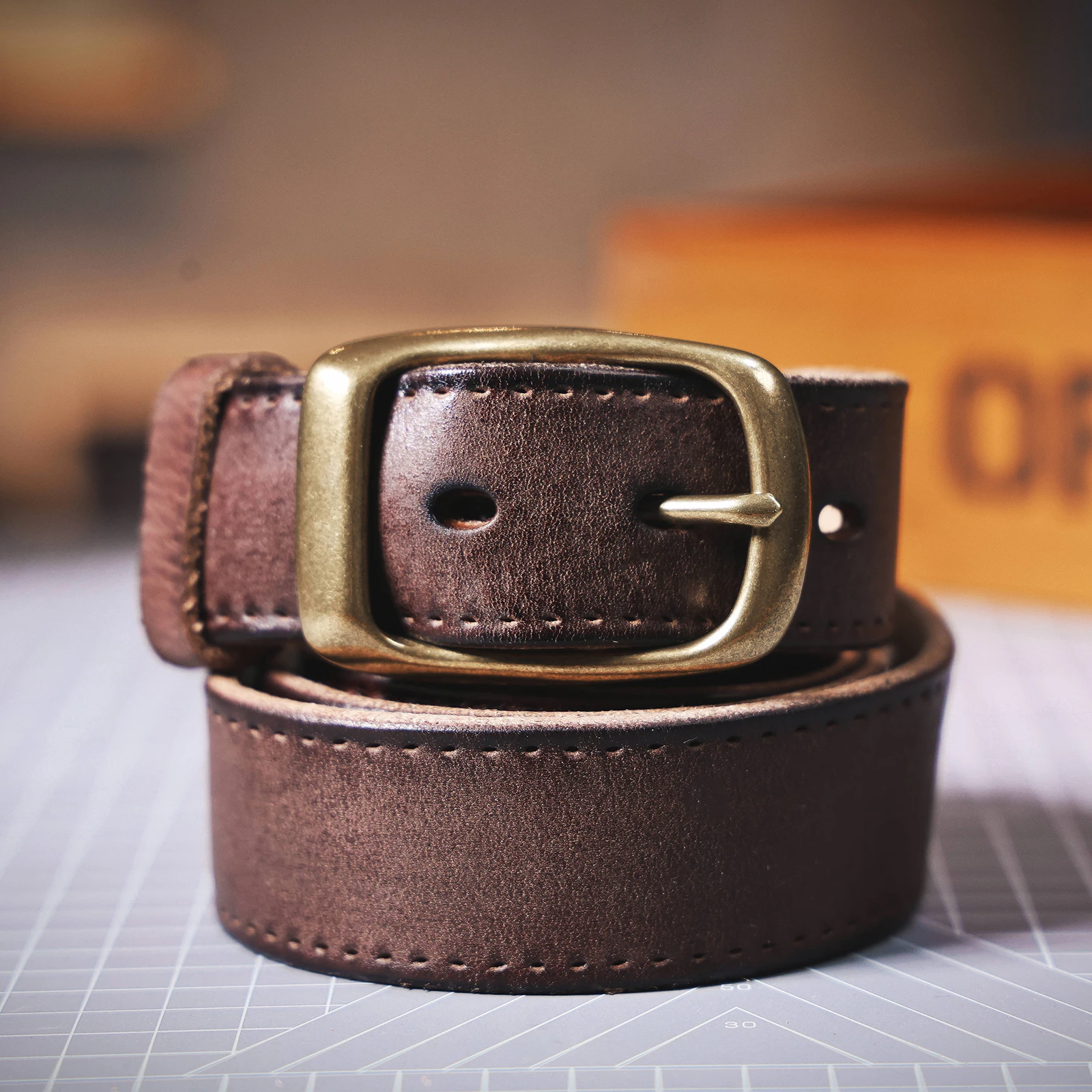 S.WORKER Vintage-Herren-Gürtel aus echtem Leder, Vollnarbenleder, lässiger, klassischer Jeansgürtel mit Messing-Dornschließe, Geschenkbox – Detail 12
