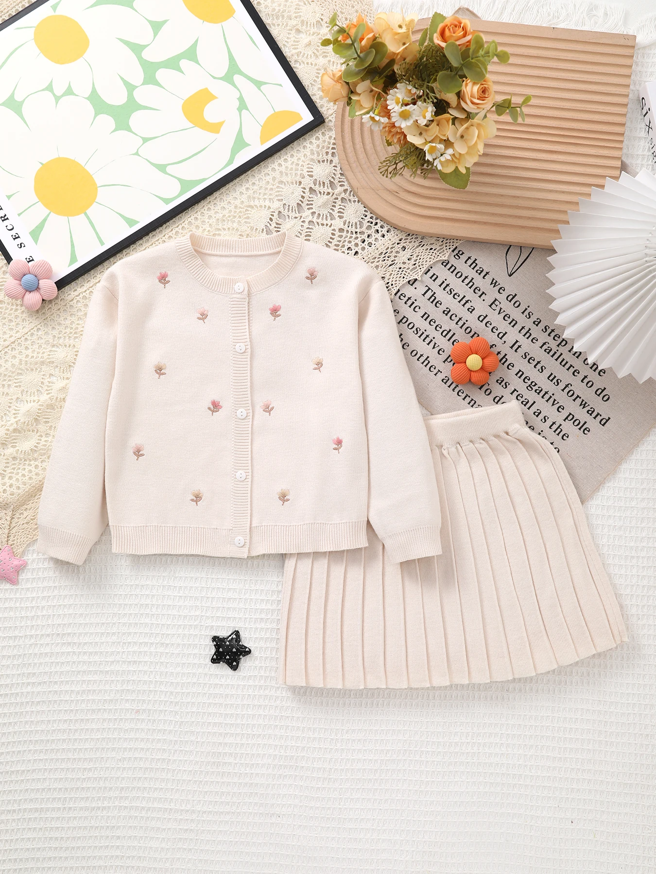 

2025 горячий стиль, вязаный кардиган с круглым вырезом и цветочным узором для маленьких девочек, костюм с юбкой и вышивкой