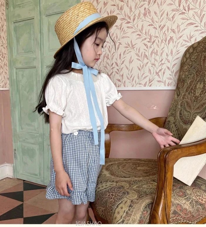 

2025 Girls Summer Set Kids Vintage Lace Collar Knit Tee Blue Check Shorts Suit Simple Style Casual Outfit Matching Everyday Wear
