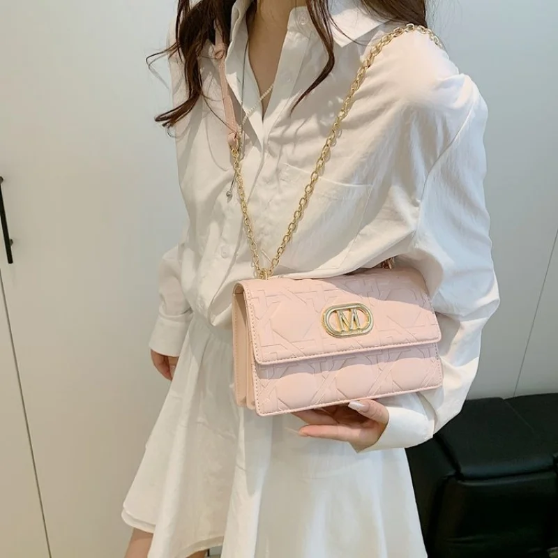 

Fashionable Women's Crossbody-Bag Made Of Lightweight Leather With Classic Paris Inspired And Elegant Daily Look​