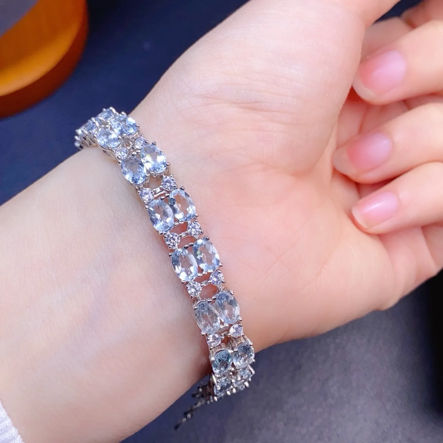 

Браслет из стерлингового серебра 925 пробы с натуральным аквамарином — бескладной центральный камень 4x6 мм с полной огненной блесткой