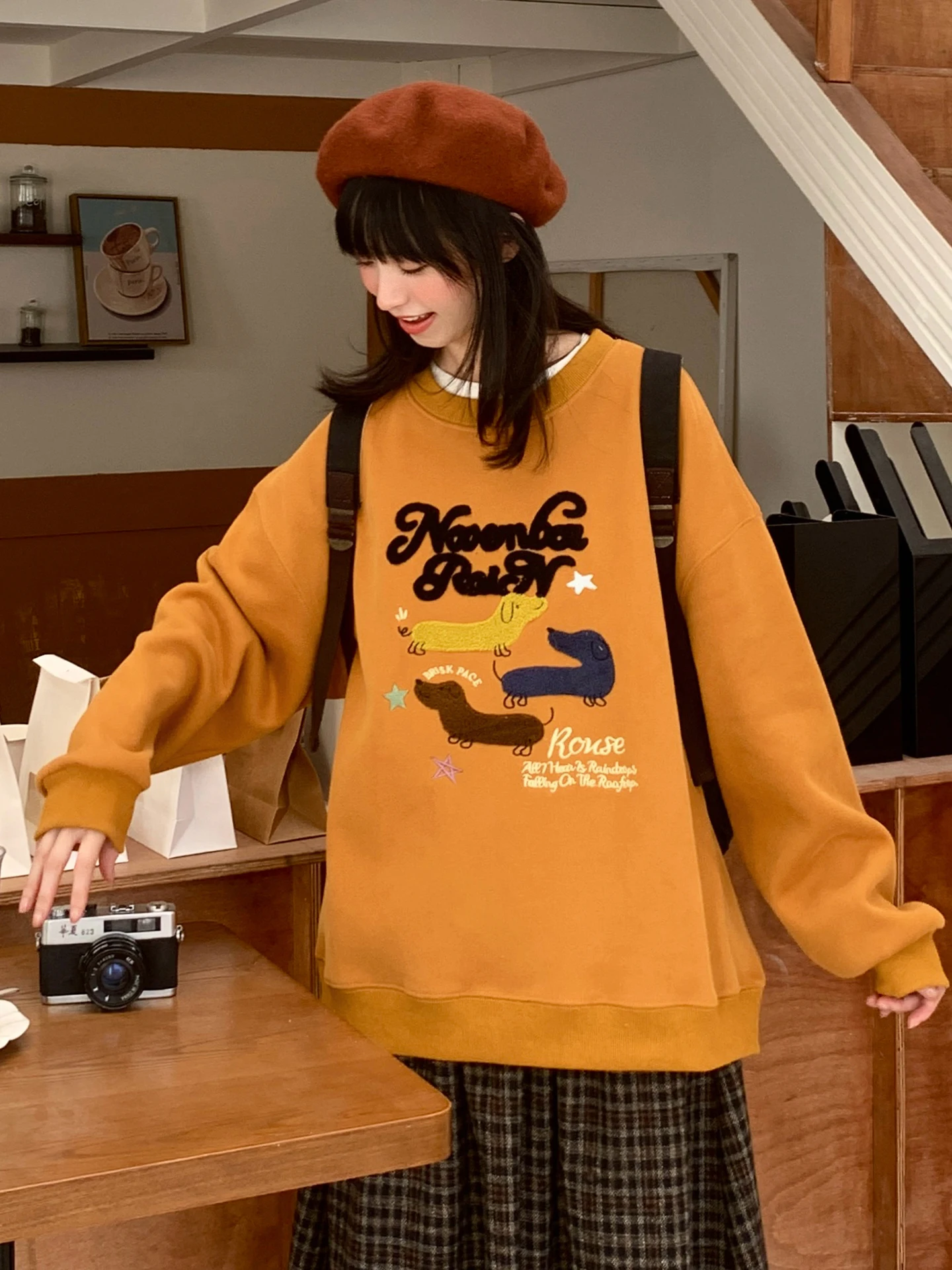 

Thiened Loose Fit round Ne Fce Lined Sweatirt with Cartoon Dog Towel Embroidery for Women Winter New Arrival