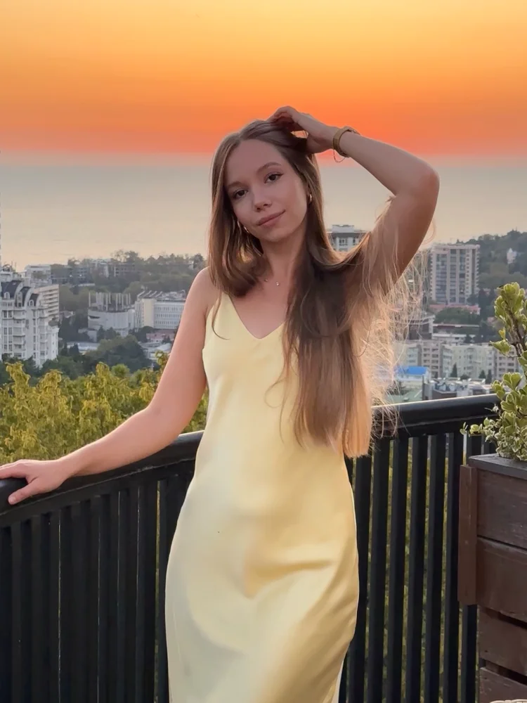 مثير الساتان الأصفر الخامس الرقبة المرأة فستان بكتافة شيك بلا أكمام عارية الذراعين سليم هيم فساتين متوسطة الطول الصيف الإناث عطلة رداء 2025