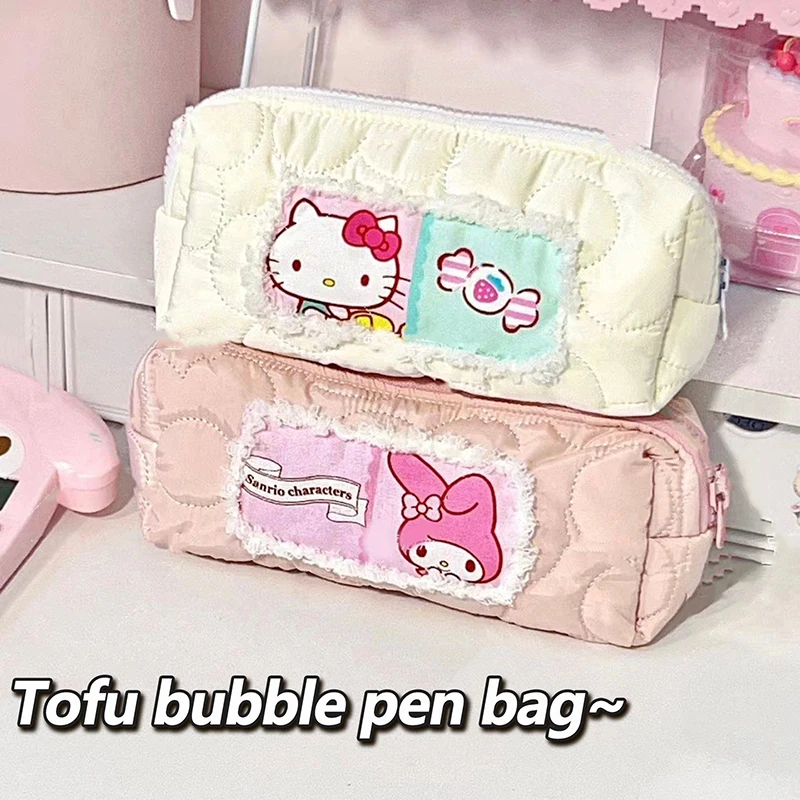

Плюшевый карандаш с рисунком Hello Kitty Sanrio, милый ученический карандаш с милым мультяшным рисунком, большая емкость, плюшевые кружева, канцелярские принадлежности, сумка для хранения, подарки для девушек