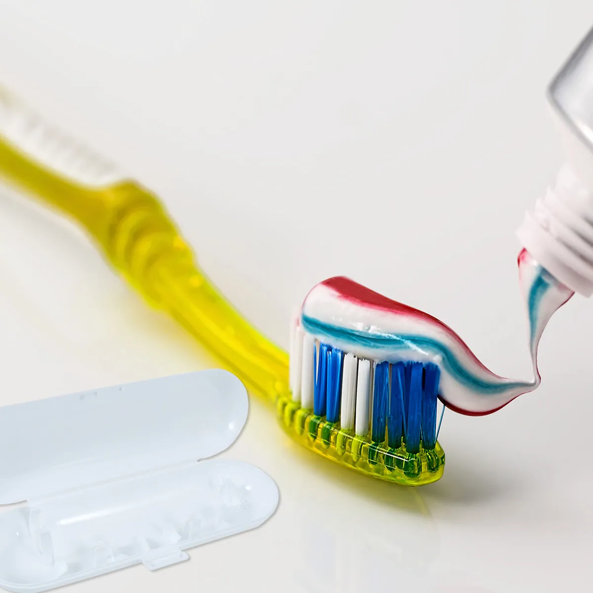 

1 шт. Компактный дорожный футляр для электрической зубной щетки, коробка-держатель для 2 сменных насадок и 1 щетки, для использования на улице, белый чехол для зубной щетки