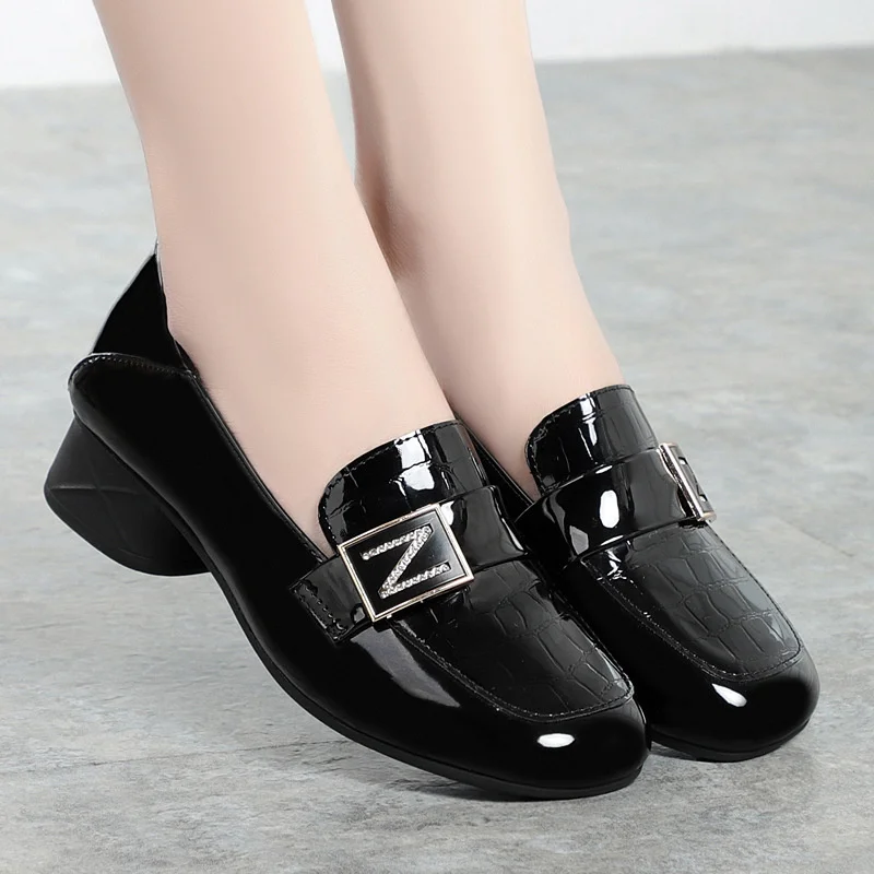 

2024 Spring Round Top Patent Leather Soft Sole Shoes Women Fashion Comfort Work Metal Buckle Comfort Square Heel Single Shoe