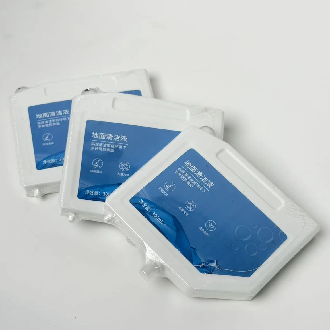 

Официальный набор аксессуаров для робота-пылесоса Dreame Bot L10 Ultra: мешок для пыли, основная щетка, боковая щетка, крышка, фильтр, моющее средство, тряпка.