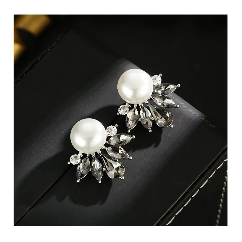 

Niche Unique Black Petal Zircon Bead Stud Earrings Women's Earrings Needle Earrings New Explosion