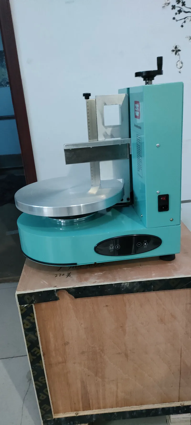 Cakes Plastering Cream Coating Filling Machine 110v 220v Automatic Birthday Cake Smoothing Coating Machine Cooking Appliance