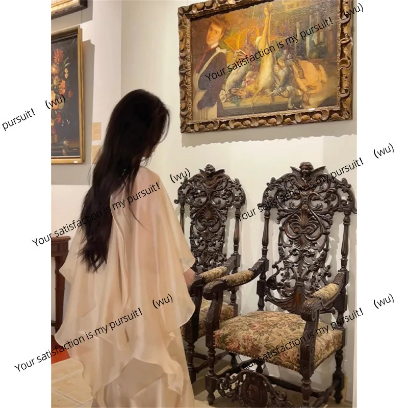 ชุดเสื้อผ้าผู้หญิงสไตล์หรูหราสำหรับสาวที่มาจากครอบครัวที่มีฐานะดี ประกอบด้วยเสื้อทรงแปลกตาแบบสตรีทแฟชั่น พร้อมกระโปรงทรงเอแบบสายเดี่ยวสุดหรู ชุดใหม่ทันสมัยแบบสองชิ้น