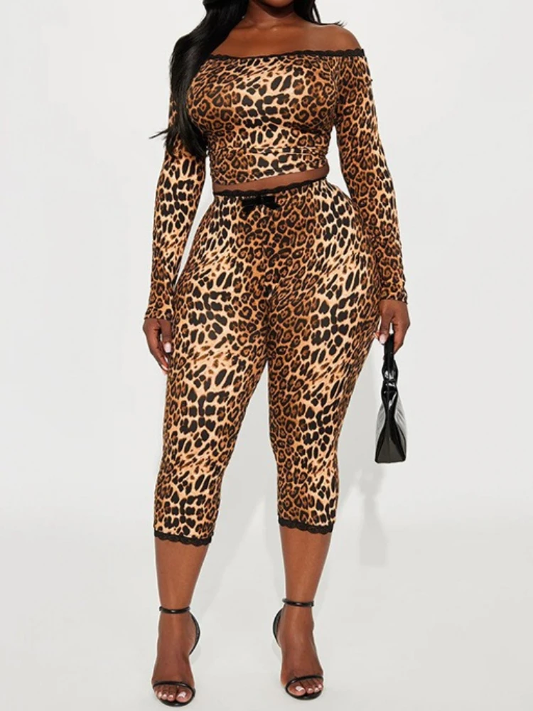 

SsTss Модный женский укороченный топ с открытыми плечами и длинными рукавами с леопардовым принтом и узкие капри с высокой талией, комплект с кружевной отделкой