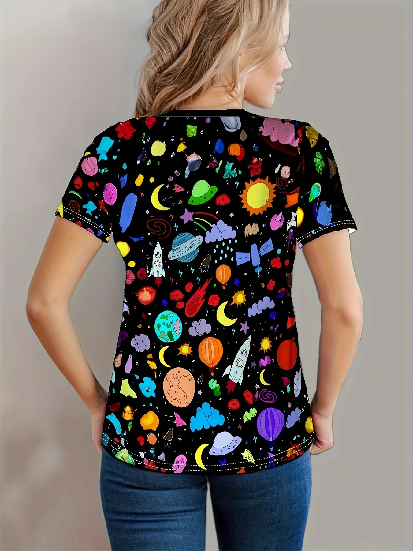 Damen-T-Shirt - Farbenfrohes Weltraum-Cartoon-Muster, Verspieltes Galaxie-Print-Design für Lässige Tägliche Kleidung – Detail 4