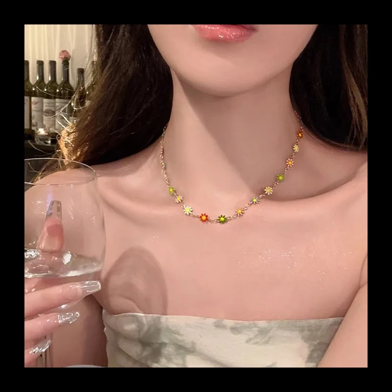 الإقحوانات الصغيرة الطازجة ~ قلادة الزهور الملونة للنساء الخفيفة الفاخرة تصميم المتخصصة سلسلة الترقوة قلادة فتاة الصيف