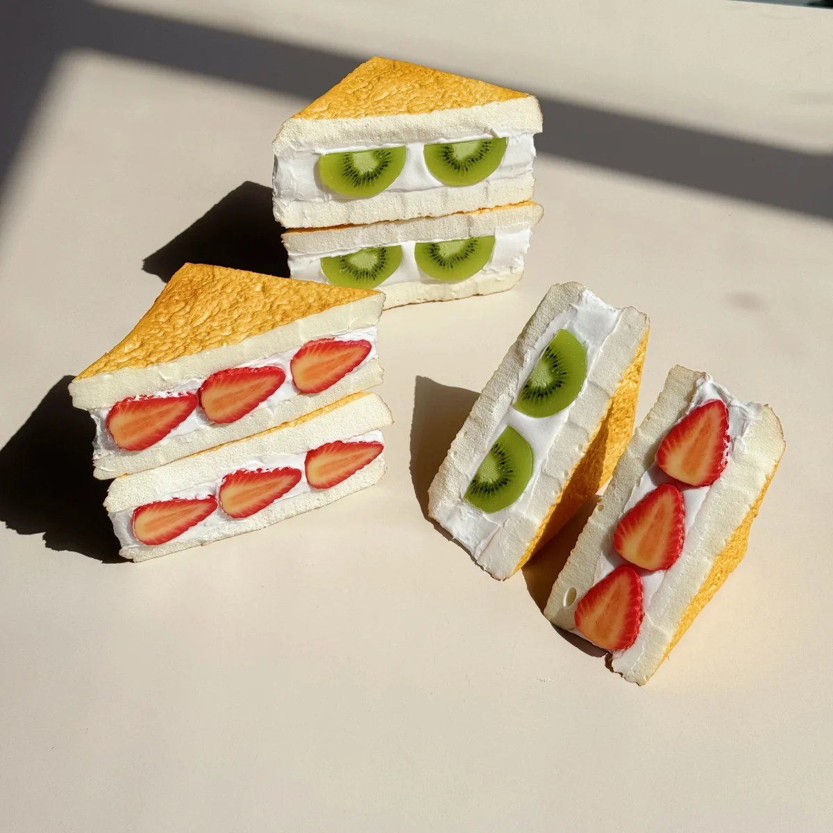 

Поддельная модель сэндвича с кремом и клубникой-реалистичный поддельный декор для еды для пекарни, украшение для вечеринки, реквизит для фотосъемки