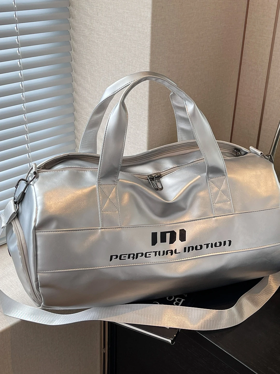 sac-de-sport-et-de-fitness-pour-femmes-impermeable-avec-separation-pour-articles-secs-et-humides-sac-de-natation-ideal-pour-les-voyages-courts-leger-grande-capacite-de-rangement