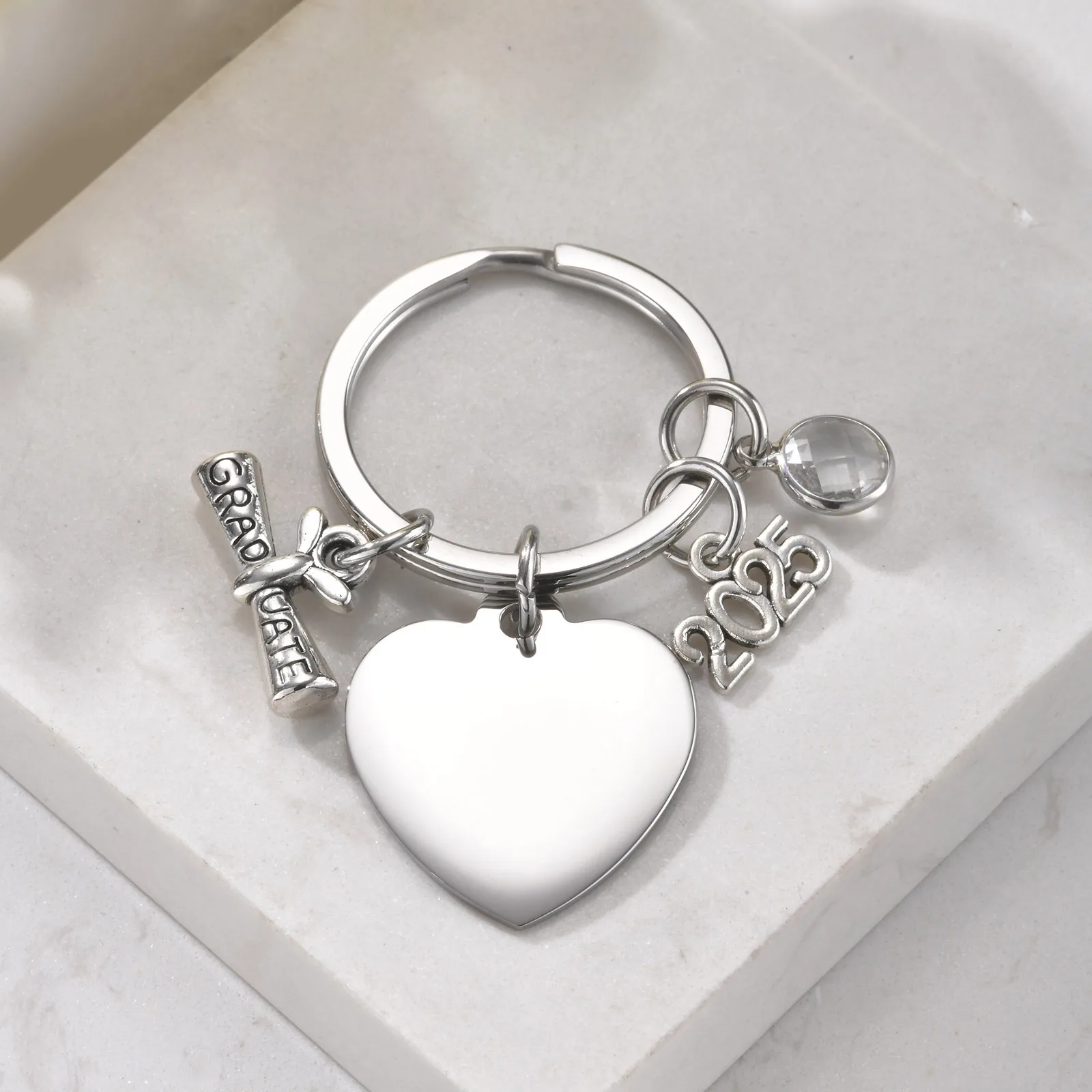 2025 卒業シーズン ステンレススチール ハート キーホルダー 卒業ギフト 女性 男性 パーソナライズされたカスタムテキスト名キーホルダー