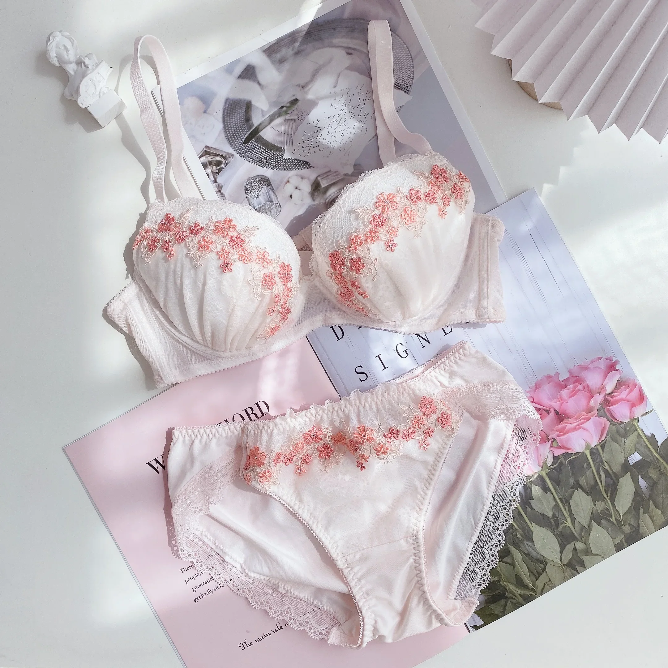 Japanesethin section girls bra set gathered sexy lace embroidery lingerie push up ladies underwear large cup bra low stock