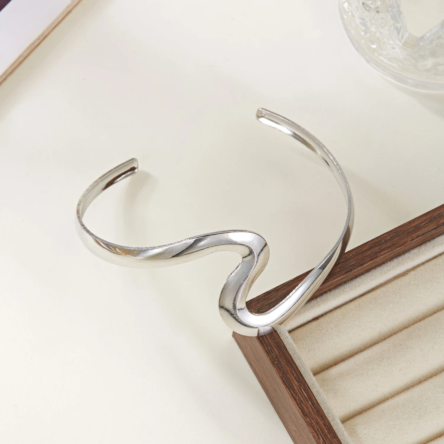 Minimalistisches Gold-Silbrig-Farben-Wellen-Armstulpen-Armband für Frauen, abstrakte Kurve, obere Armbinde, verstellbarer Armreif, Strandschmuck, Party – Detail 4