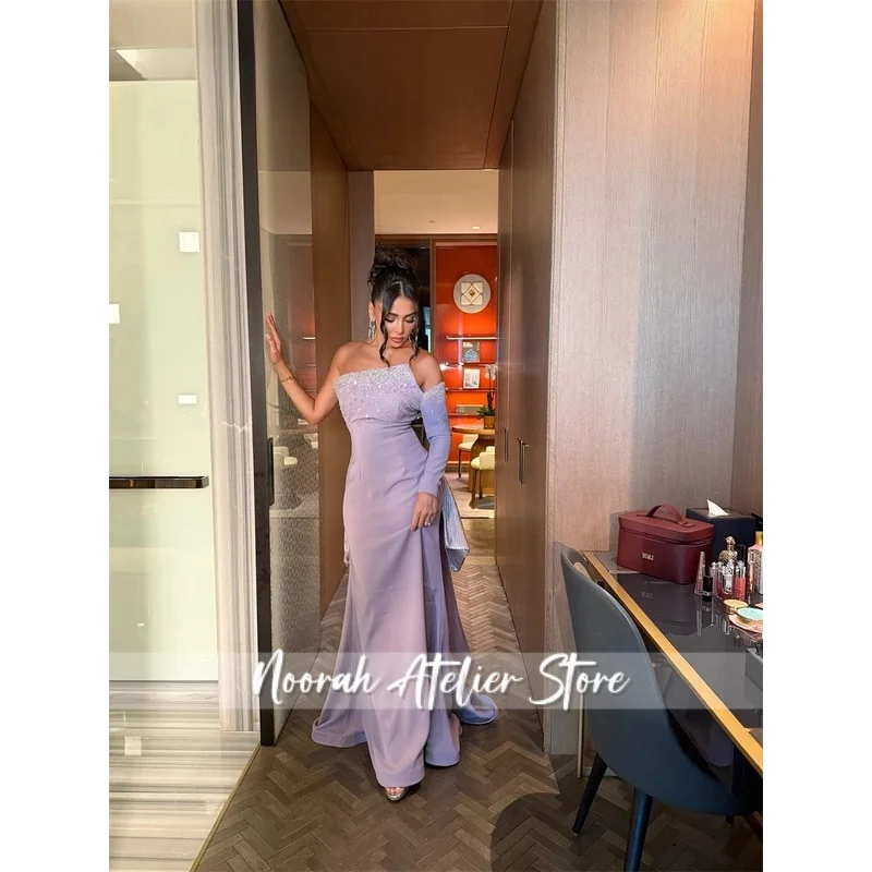 ชุดราตรีแบบไม่มีสายแบบโมเดิร์นที่ออกแบบได้ตามต้องการ ชุดเดรสงานพรอมผ้าเจอร์ซีย์ประดับคริสตัลสุดหรูหรา พร้อมชายกระโปรงยาวแบบพิเศษสำหรับโอกาสพิเศษ