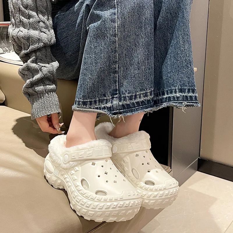 Winter Women's Hole Shoes Comfortable Warm Plush Slippers Plush Hole Shoes Women's Home Cotton Slippers Thick Soled Garden Shoes