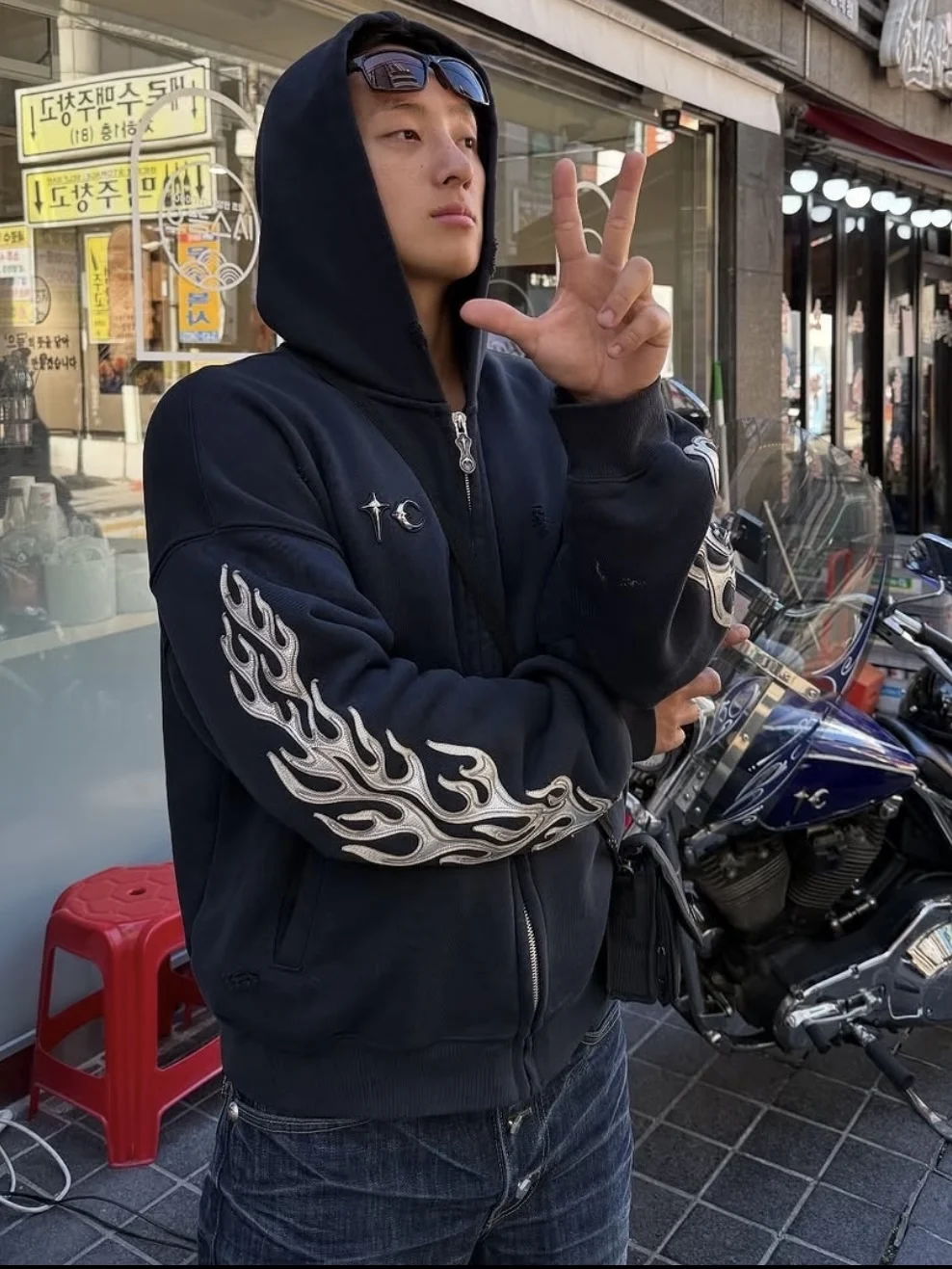 

Кардиган-худи Thulub FW25 из состаренной кожи с нашивками, логотипом Moon Star, свободного кроя, с длинными рукавами, в стиле свитшота