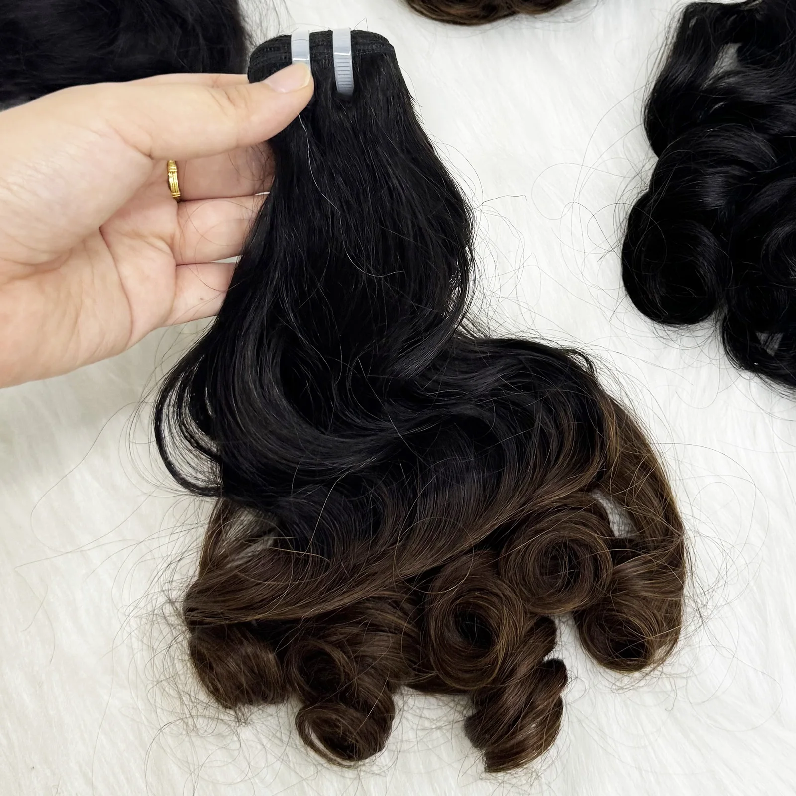 T1B/4 Ombre Loose Bouncy Curly - Hair Care Indian recension och pris