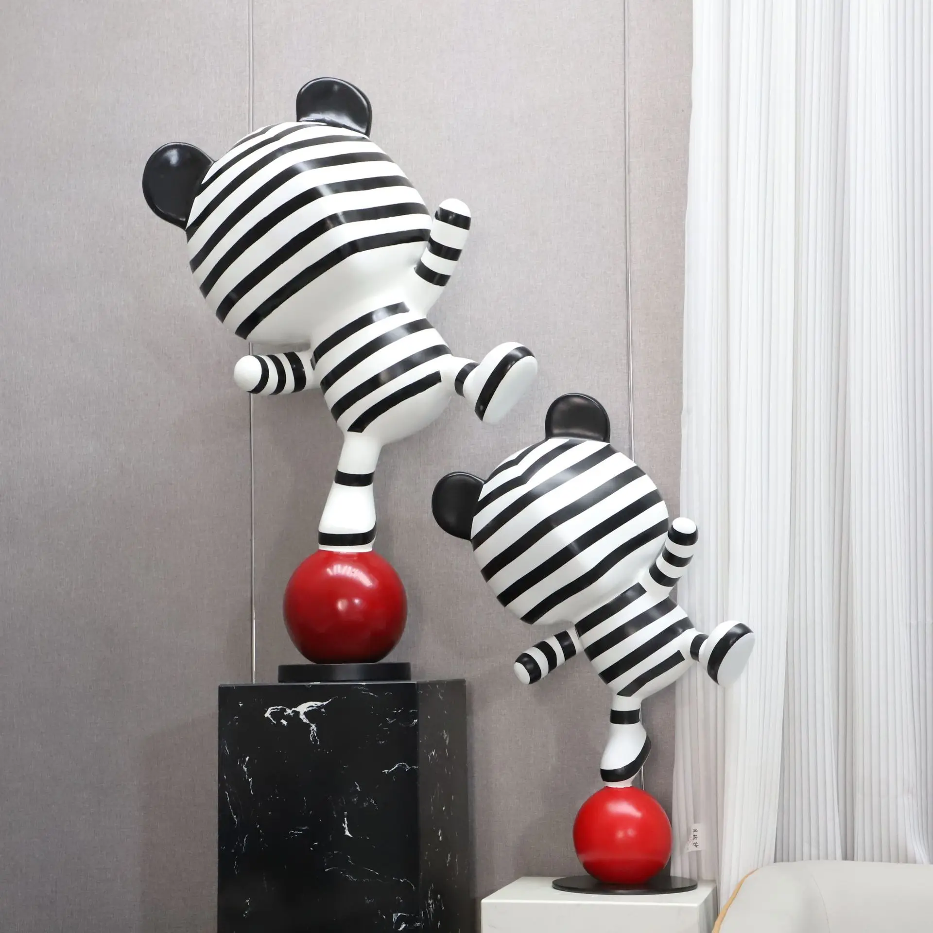 Modern simple striped balloon bear decoration cartoon sculpture model room living room floor lobby light luxury resin jewelry