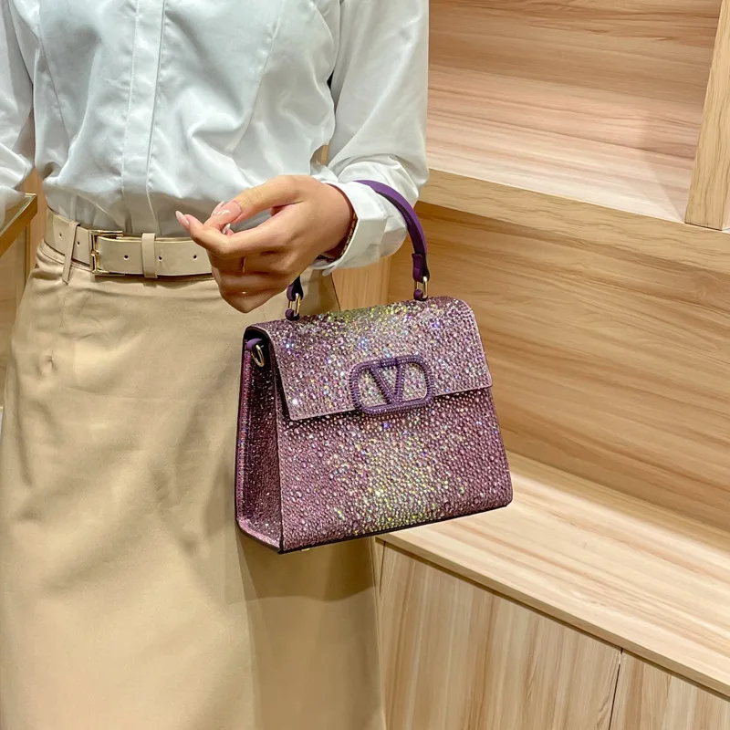 

Модная сумка-кроссбоди, маленькая структурированная квадратная модель, фурнитура золотистого цвета, съемный плечевой ремень, незаменимая вещь на каждый день, новинка 2026 года