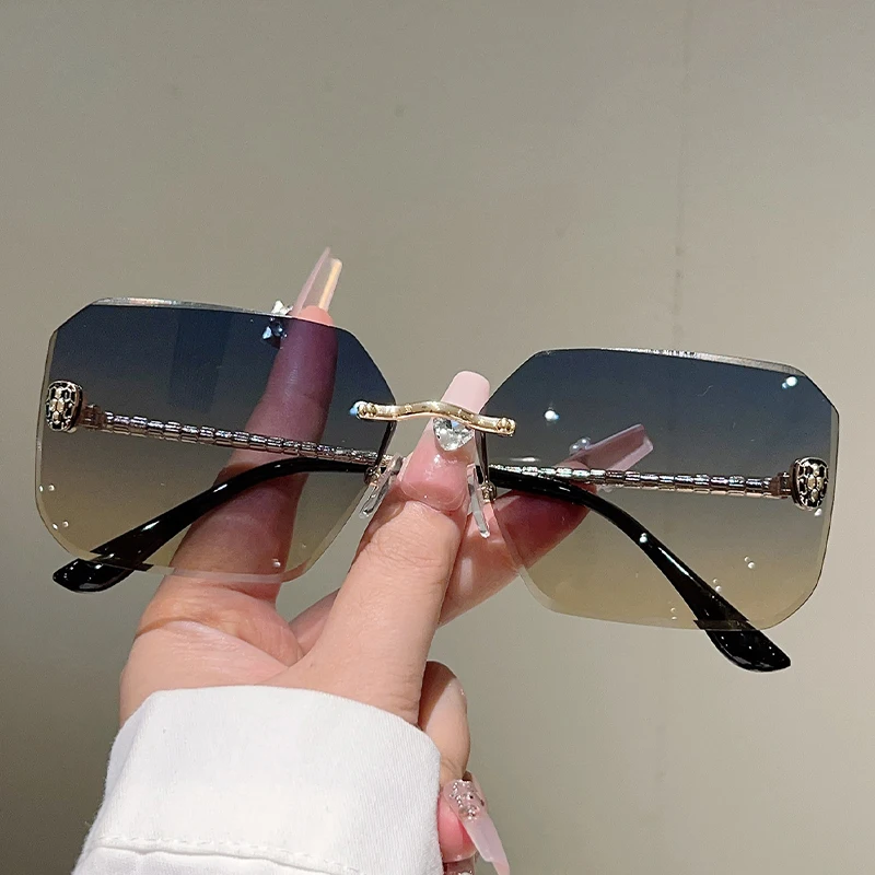 KAMMPT Randlose quadratische Sonnenbrille 2025, neu in der Mode, Farbverlauf, lässige Sonnenbrille für Damen, trendiges Luxus-Markendesign, Dekor-Sonnenbrille